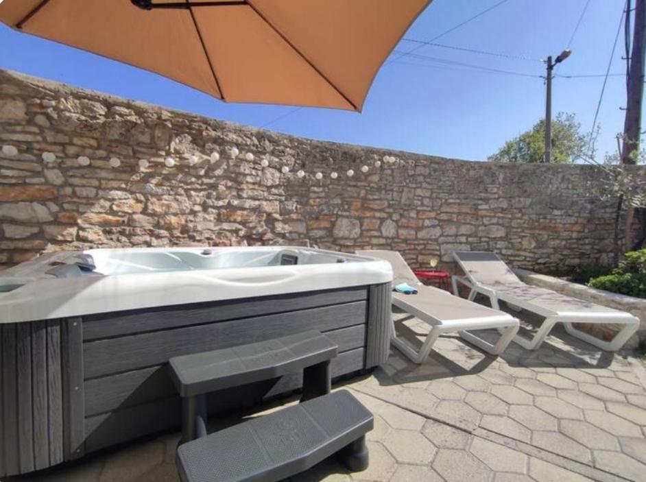 Apartment With Whirlpool And Bbq Near Porec Baderna Exterior photo