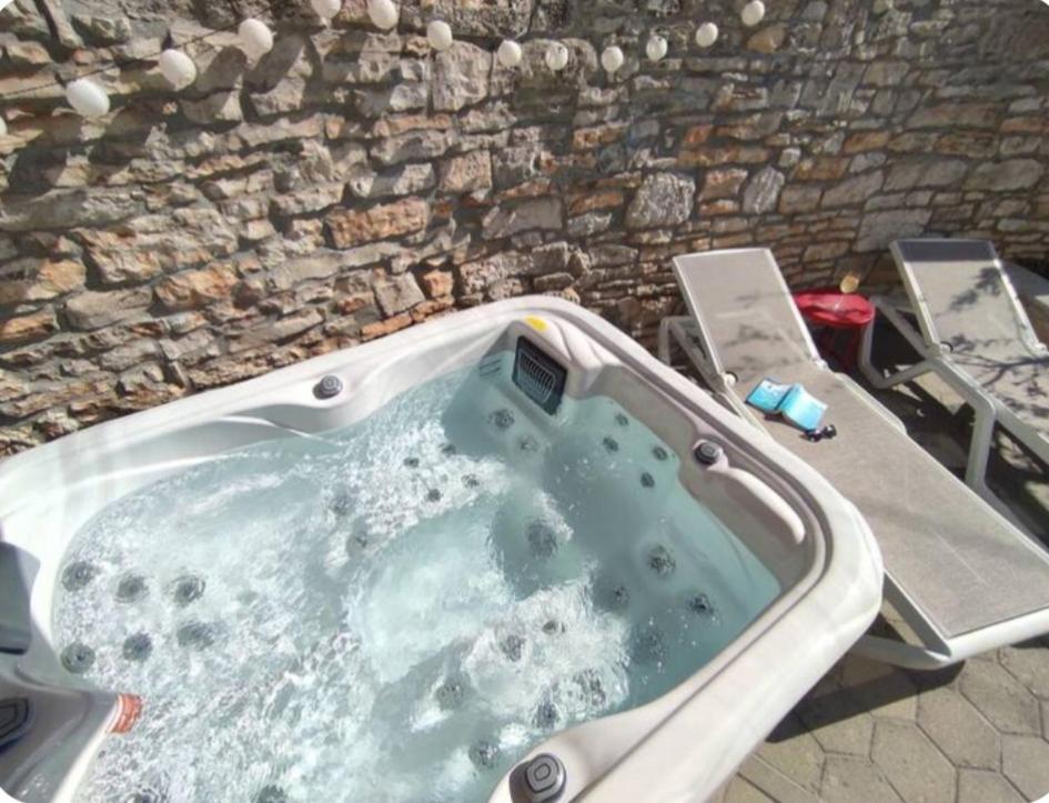 Apartment With Whirlpool And Bbq Near Porec Baderna Exterior photo