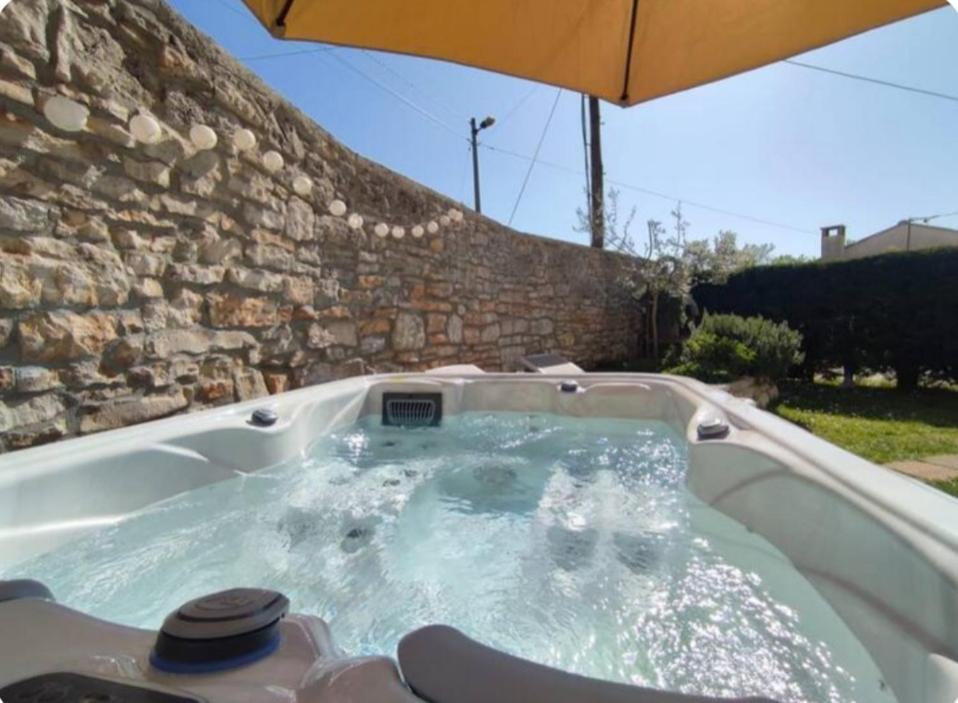 Apartment With Whirlpool And Bbq Near Porec Baderna Exterior photo